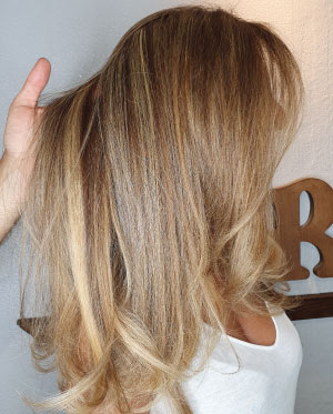 girl with white t-shirt and blond balayage